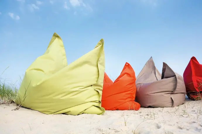 Die robusten bunten Sitzkissen Bunte wetterfeste Sitzkissen im Sand