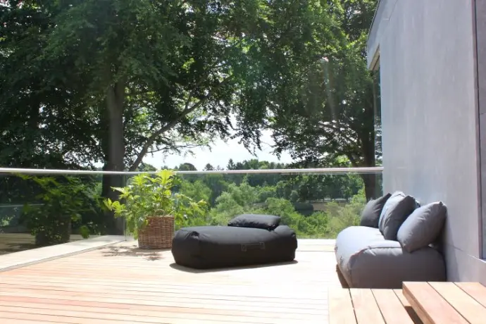 Loungegruppe aus Sunbrella Stoff Wetterfeste Lounge auf der Terrasse